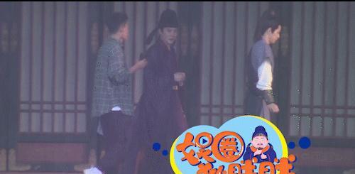 冯绍峰|冯绍峰新剧被吐槽与彭小苒像父女现身片场与工作人员热聊