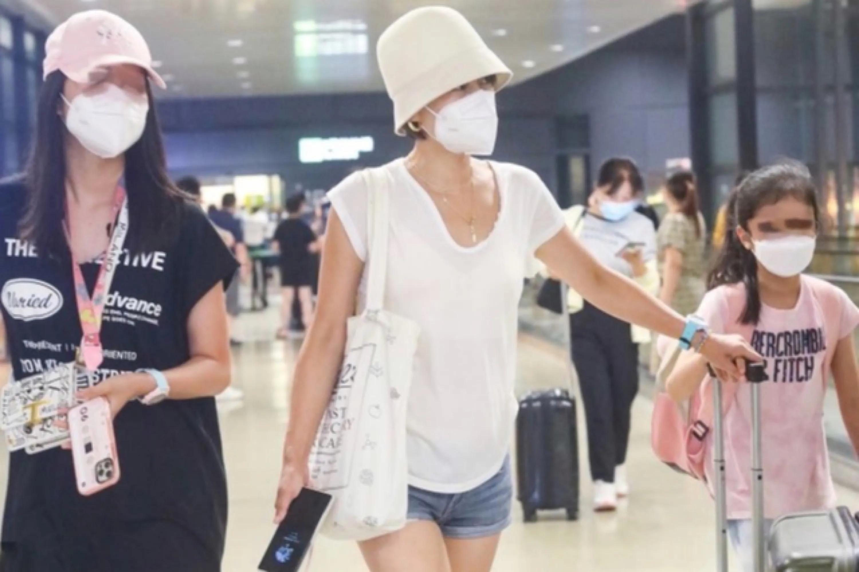 马伊琍|马伊琍携俩女儿现身机场,14岁爱马亭亭玉立,个子比妈妈还高