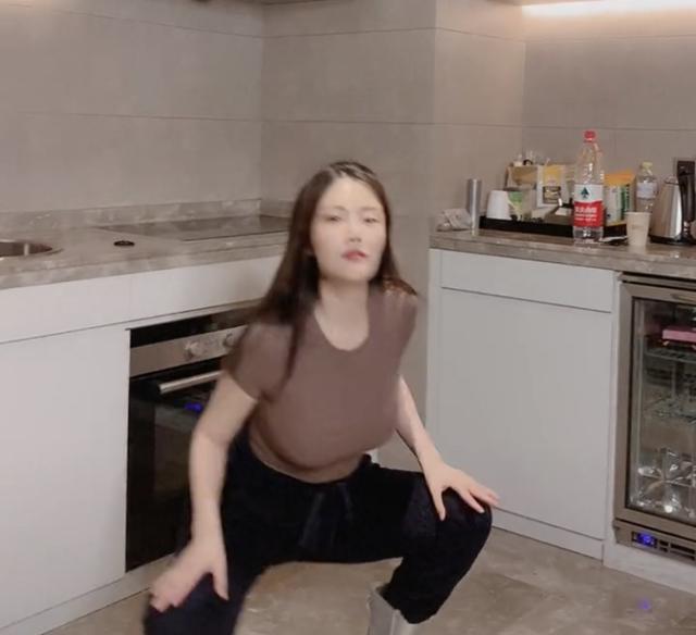 徐冬冬|徐冬冬在厨房热舞,T恤过紧身材抢镜,动作娴熟出乎意料