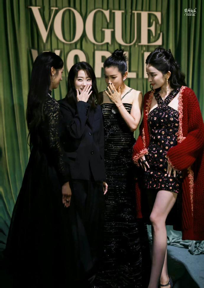 张小斐|黄晓明张小斐新剧开机，张小斐投入李冰冰怀抱，资源飞起