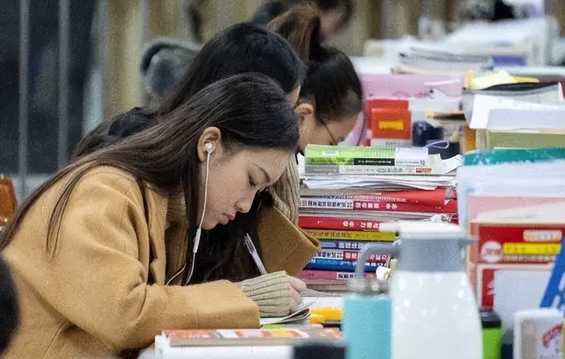 考研|张雪峰被官媒点名痛斥，从考研名师到跌落神坛，他到底说了什么？