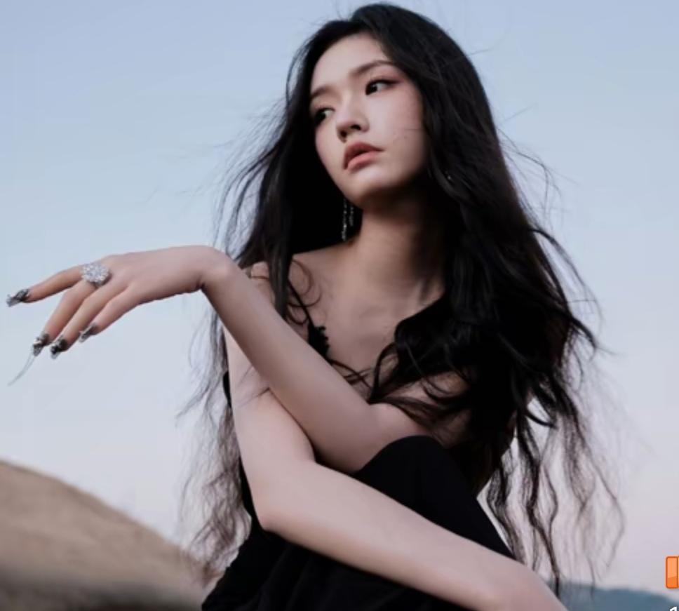 倪妮|金鸡奖众女星斗艳，关晓彤细腰大长腿，倪妮一身绿野造型妩媚动人