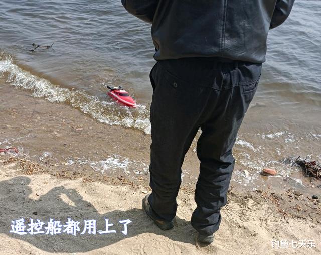 摄像头|辽宁:多位老者在浑河边垂钓,鱼竿上装个摄像头,啥操作?