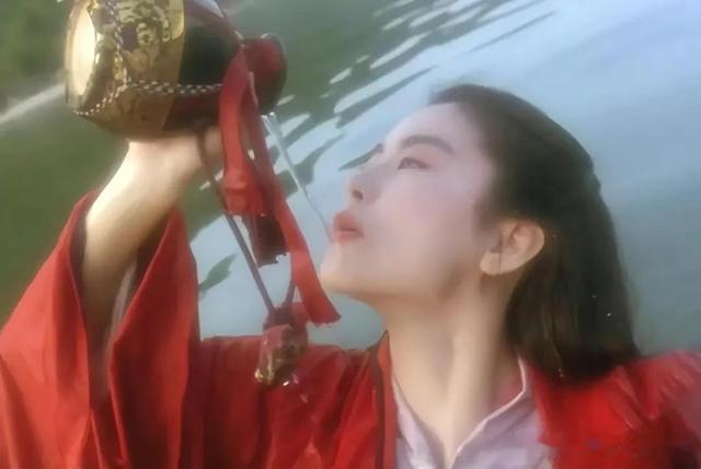 林青霞|68岁林青霞现身张叔平展览会,穿皮裤戴大金链,身材苗条纤细