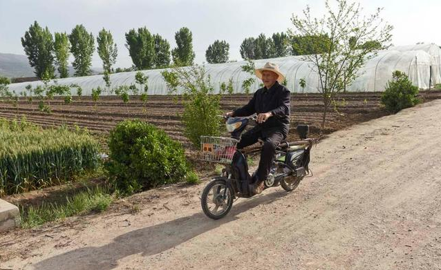2013年底,吴伟青在路上按了一下喇叭,竟遭遇一老人家属敲诈