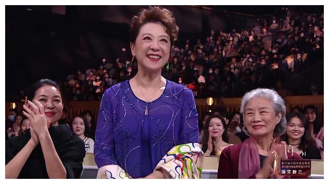 金鹰奖女星大PK：殷桃性感，佟丽娅干瘪，马丽胖出双下巴
