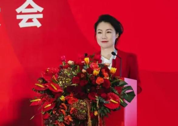万科女秘书朱旭：年终奖1000万，年薪849万，如今47岁仍然未婚