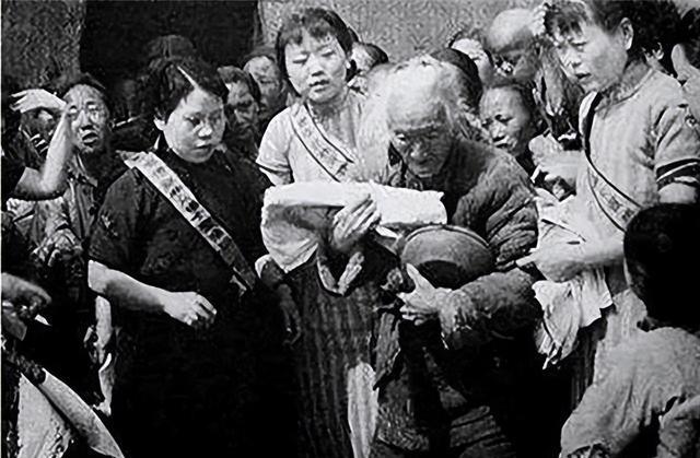 1960年女老师刘小琴被捕，全村人求情，罪行公布后，村民：枪毙她