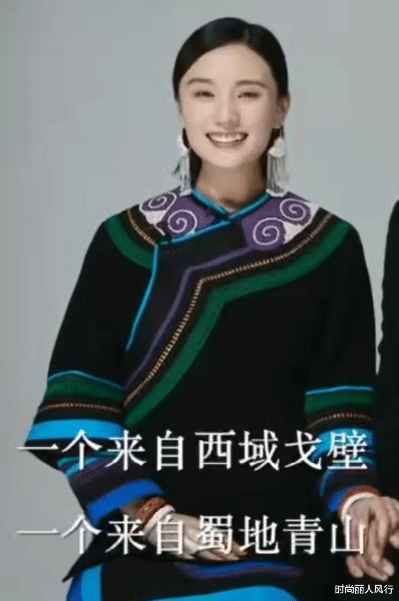 关晓彤|李亚鹏首张全家福曝光！娇妻高调晒大合照，把民族服当婚纱太绝美