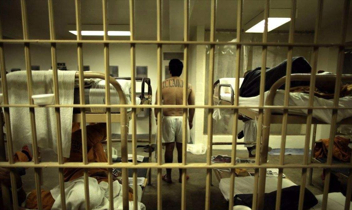 21年,美国28名女犯被男犯们凌辱一夜,狱警:我收了钱就给了钥匙