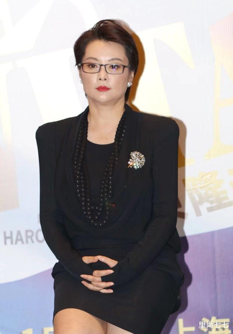 短发 头一回见袁立的女教师打扮，戴三串黑珍珠，留超短发好强势