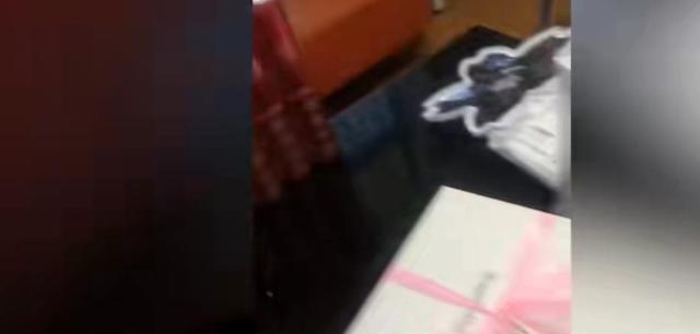 |孙卓18岁生日直播笑得开心,呼吁大家别再送礼物,忘词一幕太可爱