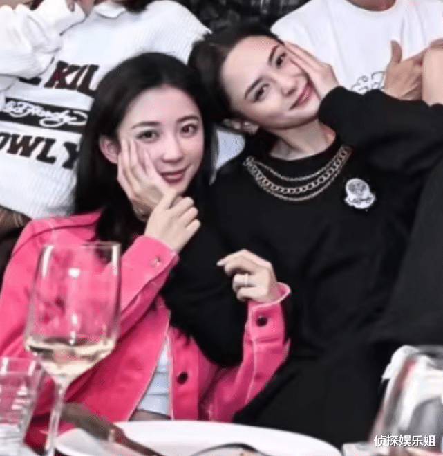 阿娇|潘玮柏老婆与明星姐妹聚会，被阿娇亲昵捧脸，两大美女颜值相当