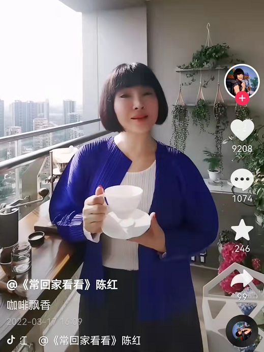 萧亚轩|歌手陈红近况惹担忧！手拿咖啡杯颤抖不止，曾因腰椎问题几近瘫痪