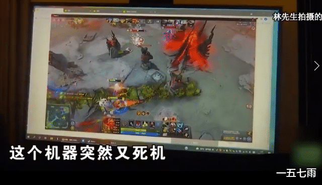 惠普|新电脑1小时死机4次，小伙官方店怒砸1万8的惠普，直呼：太欺负人