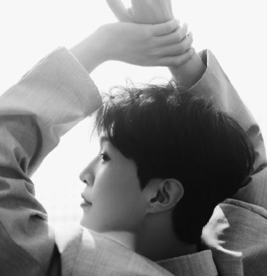 范丞丞|范丞丞金鸡奖造型路透来了，身着灰色笔挺西装，被赞是优秀的演员