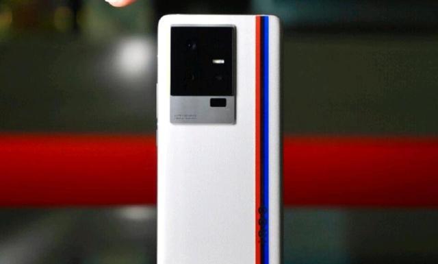 iqoo11|iQOO11首发上手体验:堆料十足的国产满级选手,直面手机新标杆