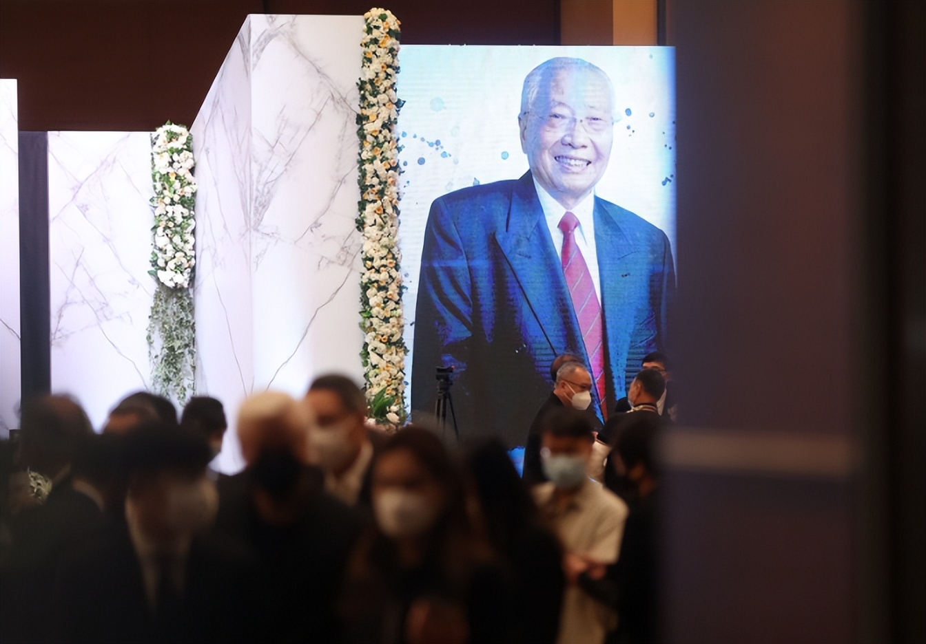 家产|百岁富豪去世裸捐家产,何超琼送花陈少霞悼念,追思会名流云集
