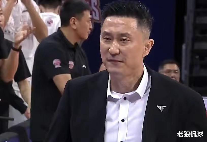 杜锋|杜锋脾气该改改了！辽粤之战除了4大主力，剩余球员被他骂了个遍