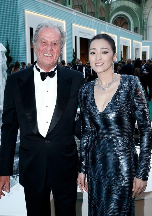 巩俐|巩俐在国外太拼了！穿V领亮片裙身姿丰满好惹火，哪像60后大婶？