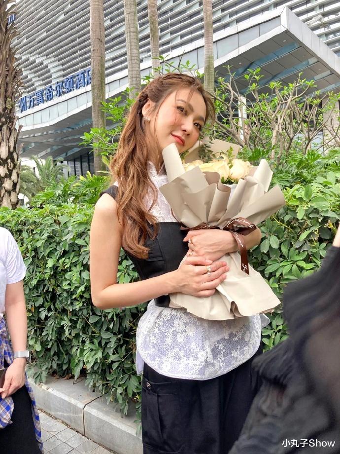 薛凯琪|生图杀手 ????！40岁薛凯琪收到鲜花笑成少女，吐舌头卖萌瞬间被甜化了