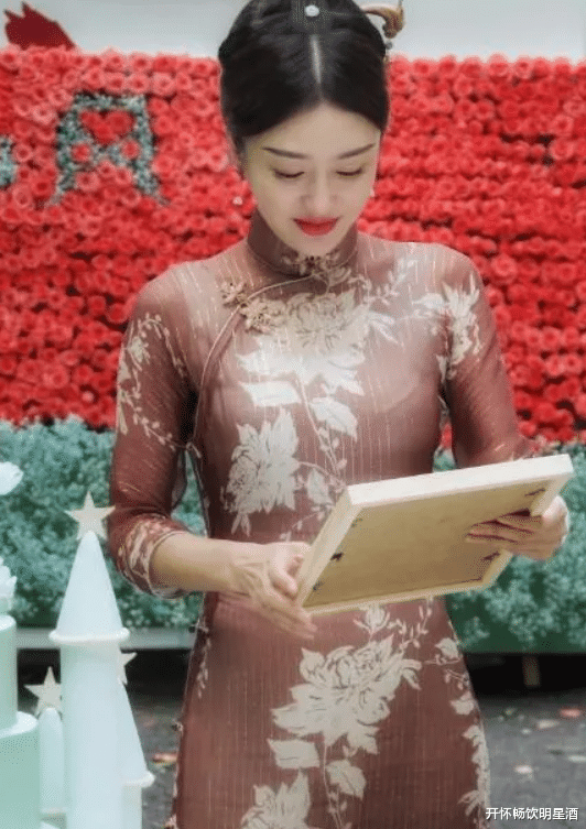 秦岚|不同的旗袍展示不同的女人味，秦岚花样展示旗袍魅力！