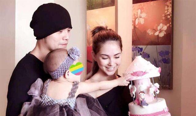 周杰伦|周杰伦娇妻“勇”拼三胎，看完昆凌曝光的近照，普通家庭真学不来