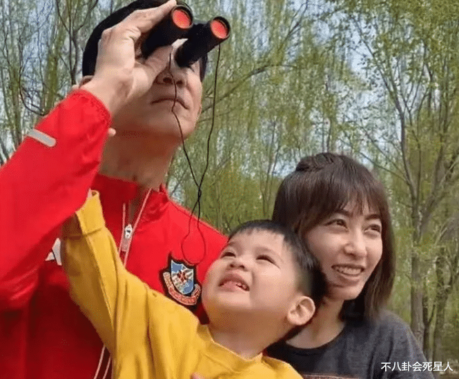 王刚|相差50岁以上的明星父子，张纪中3婚4子69岁当爹，王刚老当益壮