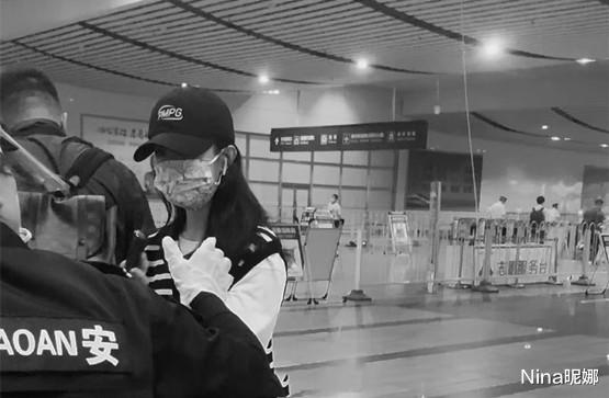 赵丽颖|赵丽颖长沙约会好友，穿男款T恤全程牵手闺蜜情谊浓，鼻尖美人极具特色