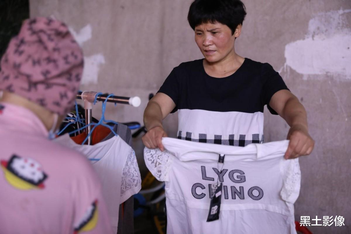 五旬女子为救重症女儿街头摆摊卖衣服,降到5元一件仍然无人问津