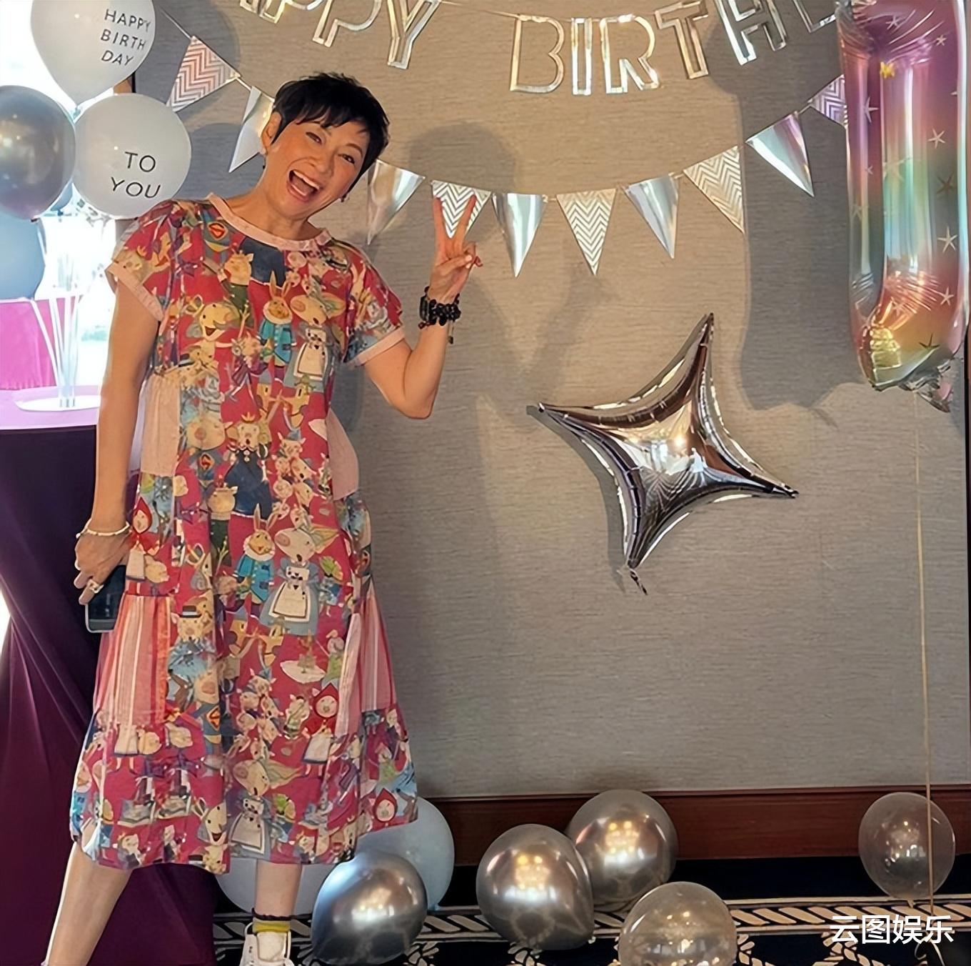 余安安|周润发前妻首晒祖孙合影,1岁外孙胖嘟嘟太可爱,手牵手画面温馨