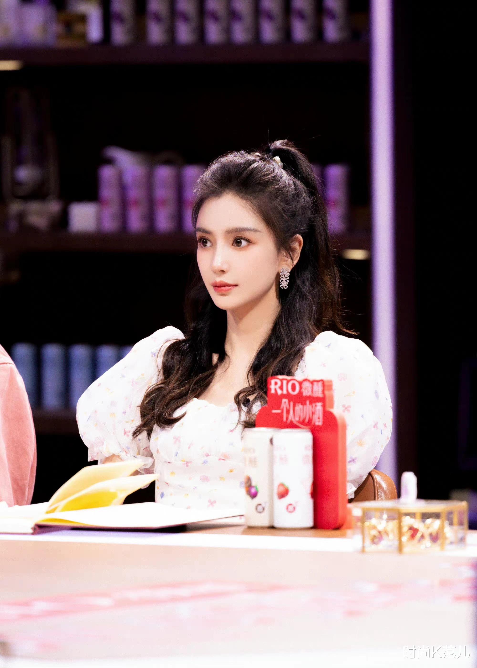 Angelababy Angelababy新造型好甜美，泡泡袖碎花裙搭高马尾，少女味十足！