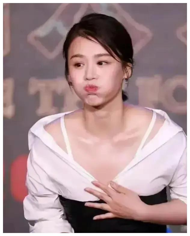 柳岩|被男星盯着看胸,柳岩无奈微笑,迪丽热巴单手挡胸,太无语了