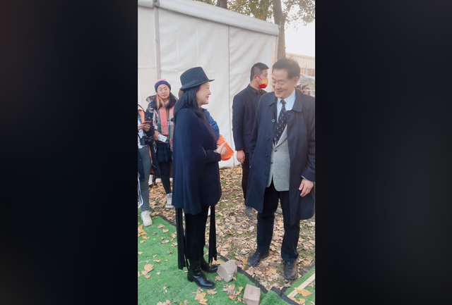 濮存昕|69岁濮存昕现身马场引围观！打扮儒雅身姿挺拔，与咏梅兴奋热聊