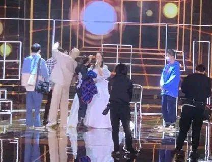 谢娜|张杰谢娜合体录制春晚，同台演唱《小风筝》，二人对视好甜蜜