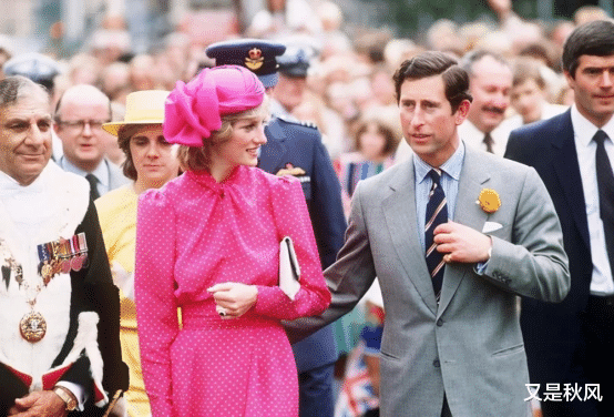 秦岚|1982年,刚怀孕的戴安娜和查尔斯在海里游玩,两人甜蜜又幸福