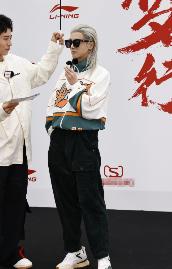 李宁|李宁新品服装被指像日本军服，肖战华晨宇被波及，执行董事发声回应