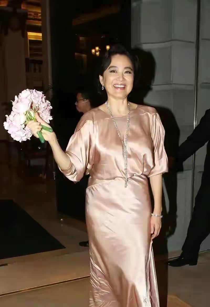 奶奶辈年纪穿小粉裙不翻车,只服67岁林青霞,优雅得体丝毫不做作