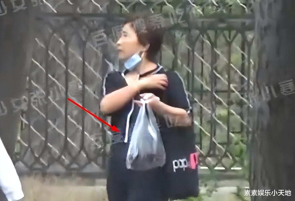 谢霆锋|周冬雨在公园摘桑葚引发热议,网友在留言区多次提到刘昊然