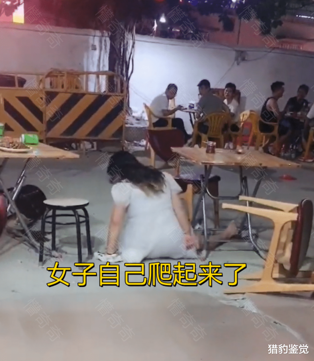 广东女子在外吃饭突然倒地,浑身失控抽搐,“男友丢下她就跑了”