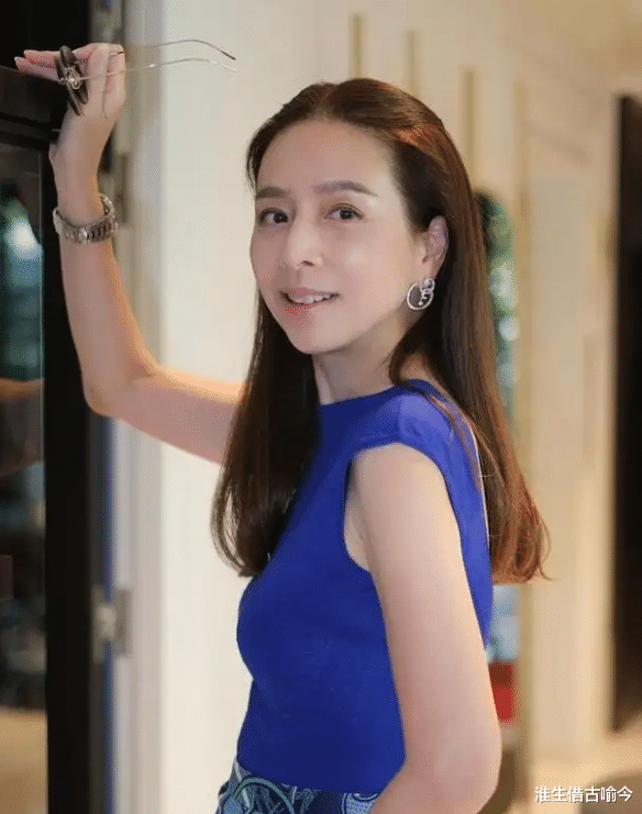 纳勒|56岁泰国富婆晒20岁青涩照好美,不理泰王示好,二婚老公高大帅气