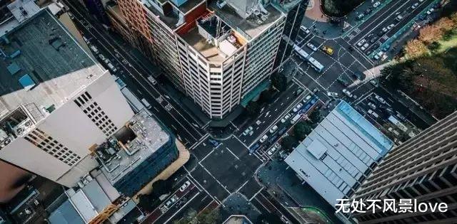 房价|甲有5套房,不上班,收房租;乙有1套房,上班赚工资;丙无房,租房子…