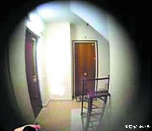 一个人在家时,突然听到门外有钥匙反复开门的声音,你该怎么办?