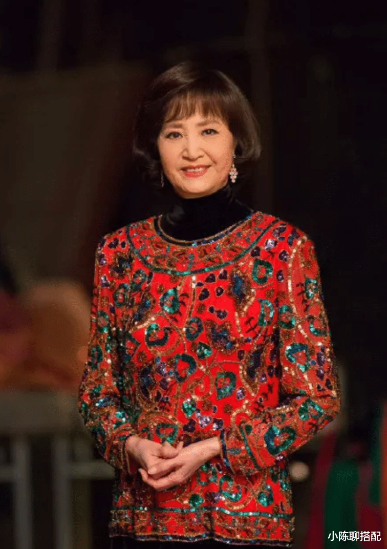 更年期 “86版白骨精”杨春霞:不扮嫩的优雅穿搭很实用,到老都有气质