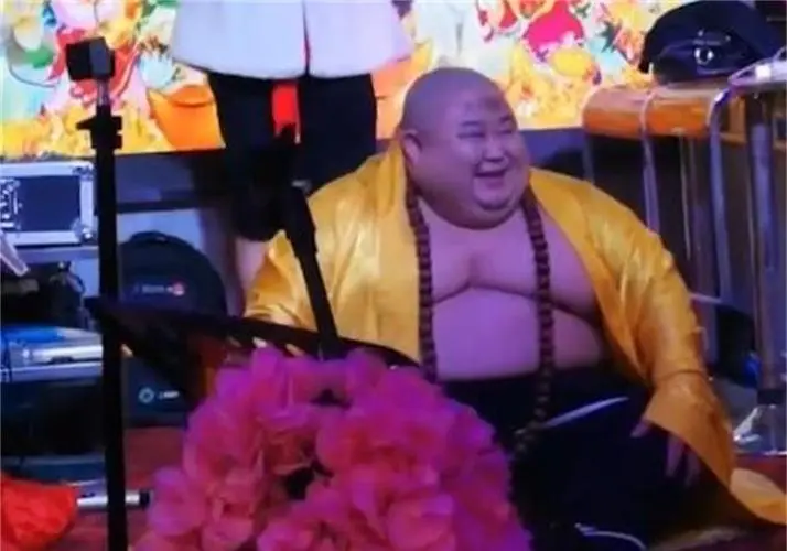 弥勒佛|真人版“弥勒佛”成网红后，被富婆花高价请回家，现状令人唏嘘