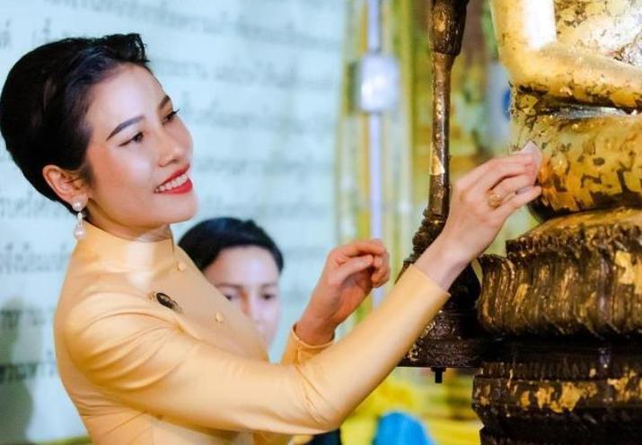 诗妮娜|诗妮娜悲情十月独守空闺，体会困苦冷暖自知，像极了储妃西拉米