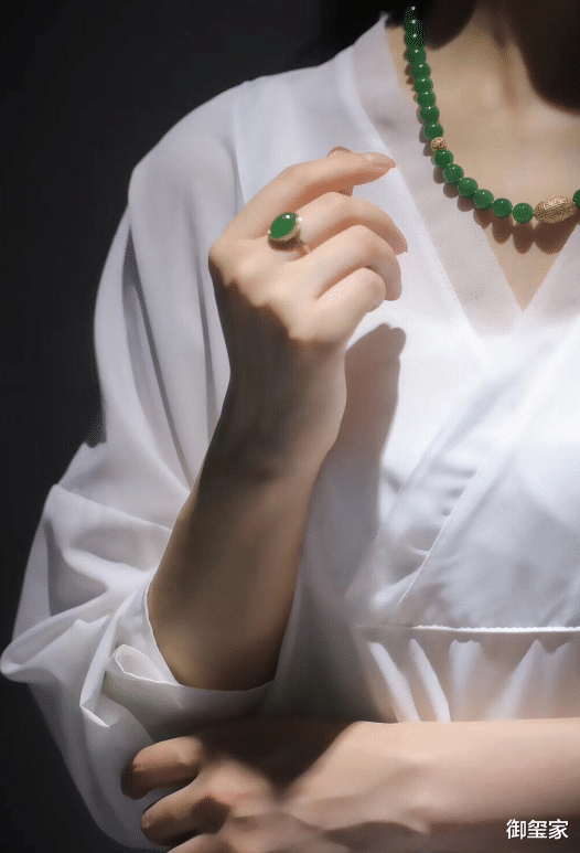 和田玉籽料|纯干货,和田玉为什么会越戴越黄,越戴越干,快来收藏吧