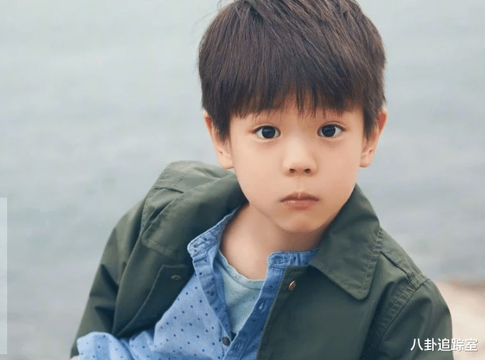 杜江|9岁嗯哼发自拍，咨询杜江长痘相关，陷入自我怀疑，却被夸太可爱