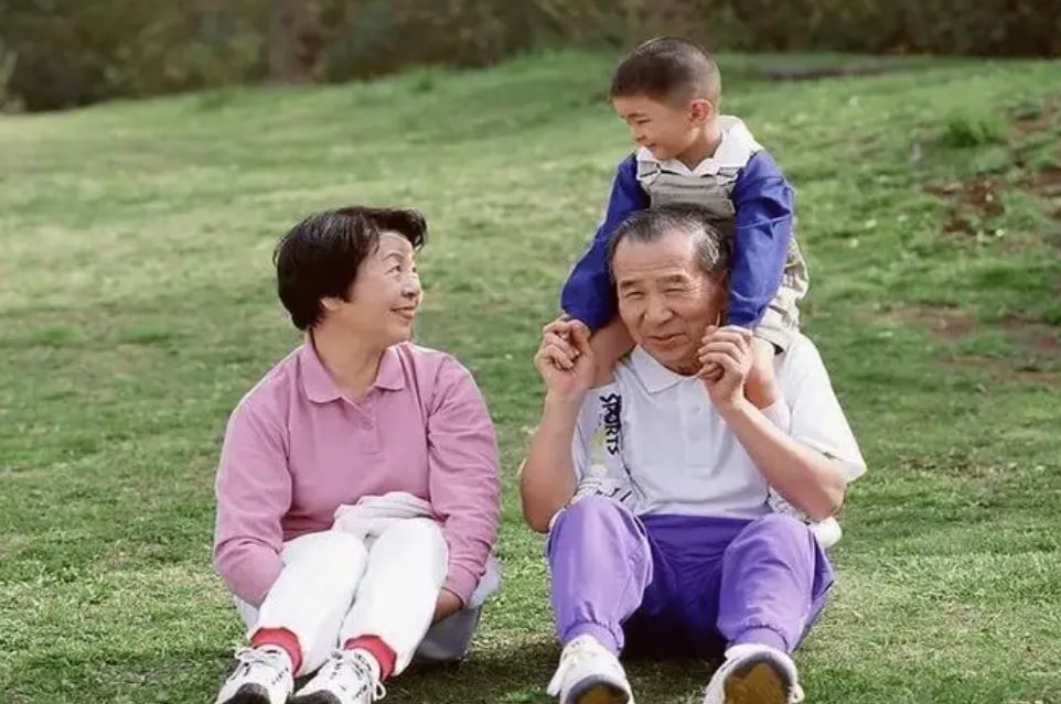 儿媳要二胎,58岁婆婆拒绝带娃,包3万元红包被怼:太少