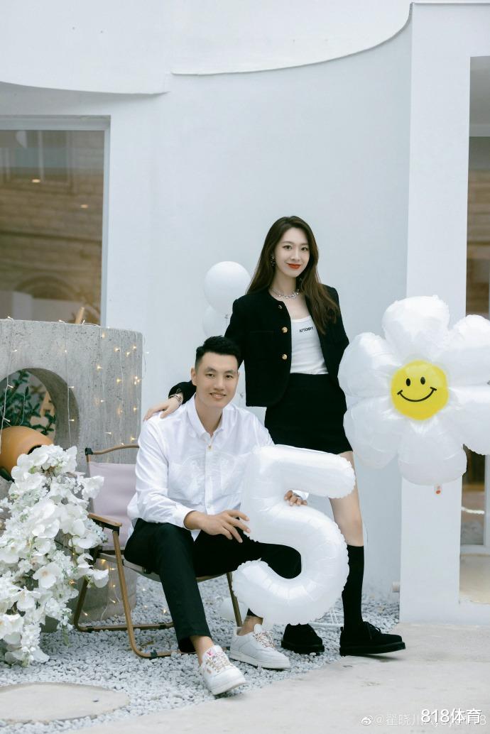 豪宅|人生赢家! 翟晓川和白富美妻子庆祝结婚5周年, 当众热吻5位漂亮闺蜜捂脸